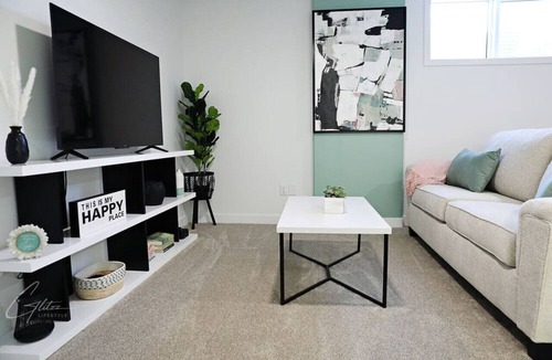 Southwest Edmonton Condo | Garage|King Bed|Disney+|Long Stays|Airport