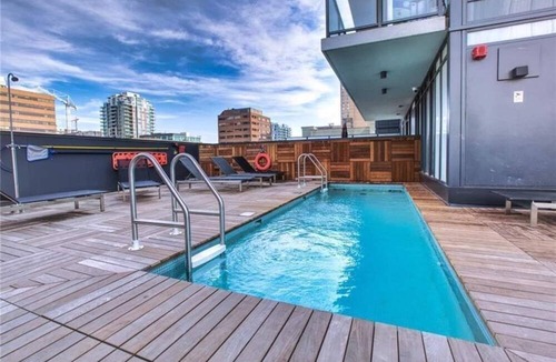 Connaught Apartment | Classy & Comfortable Sub-Penthouse w Pool, AC
