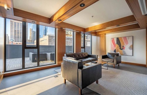 Connaught Apartment | Classy & Comfortable Sub-Penthouse w Pool, AC