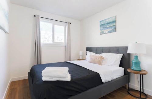 Crescent Heights Apartment | Nordic SPA Retreat, Hot Tub, Sleeps 8, Near Downtown and 15 min to the Airport!