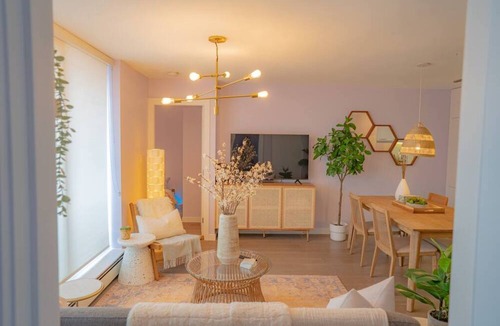 Chinatown Condo | 2BD Downtown Vancouver Condo with Free Parking+AC
