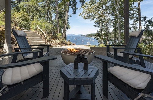Brentwood Bay Apartment | Seas the Bay Oceanview Suite