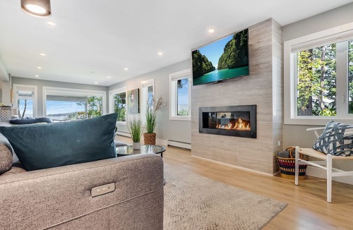 Brentwood Bay Apartment | Seas the Bay Oceanview Suite