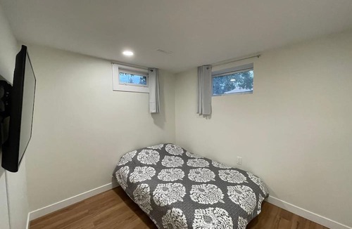 West Edmonton House | New Modern 2 Bed Suite - Steps From West Edm Mall