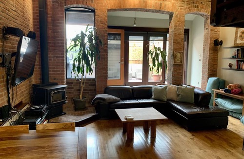 Gastown Apartment | Heritage Gastown Loft w/Hot Tub & Steam Room