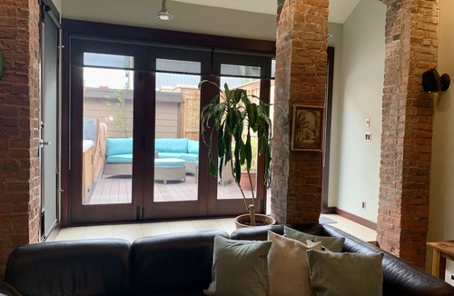 Gastown Apartment | Heritage Gastown Loft w/Hot Tub & Steam Room