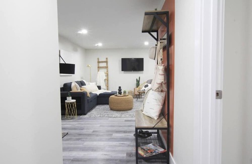 Edmonton Condo | ★Executive Suite★King Bed✔5 min to DT & Whyte Ave!