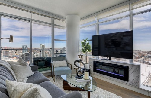 Victoria Park Condo | Next to Bmo/saddledome Downtown Calgary 2 bedroom Penthouse style condo sleep 6