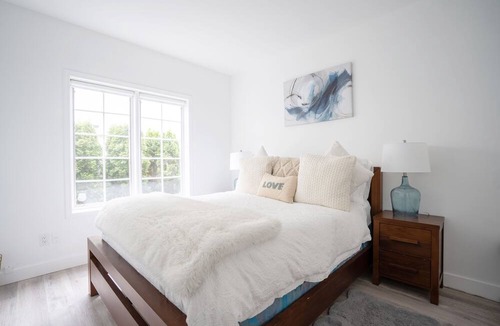 Cordova Bay Apartment | One bed Suite Near One Of Victoria's Sandiest Beaches! Lovely Neighborhood.