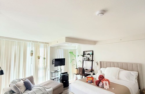 Downtown Vancouver Condo | Beautiful boutique Beach Retreat-upscale and newly renovated sweet suite escape