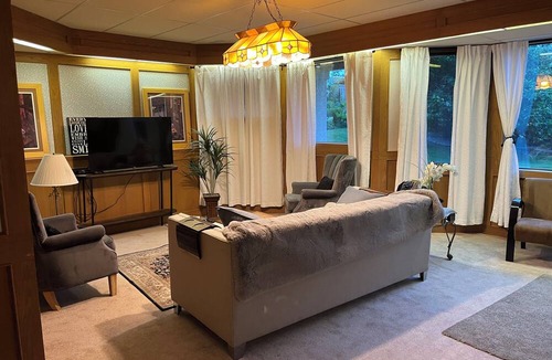 Southeast Calgary Apartment | 1 bdm walkout bsm suite Apto.