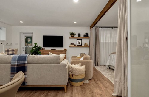 Lethbridge Condo | king/Hot Tub/full kitchen/private Backyard/BBQ/W/D