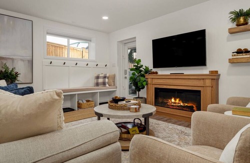 Lethbridge Condo | king/Hot Tub/full kitchen/private Backyard/BBQ/W/D