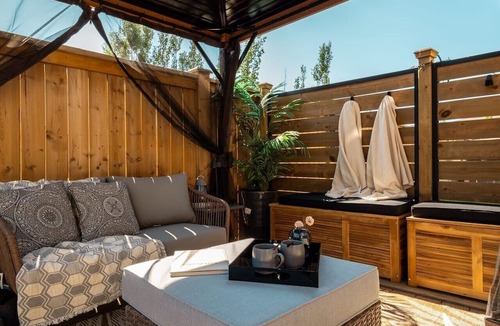 Lethbridge Condo | king/Hot Tub/full kitchen/private Backyard/BBQ/W/D