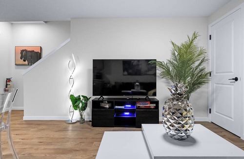 Keith House | Modern 2BR | Calgary| Near U of C, Hospitals & Banff. Family & Business Friendly