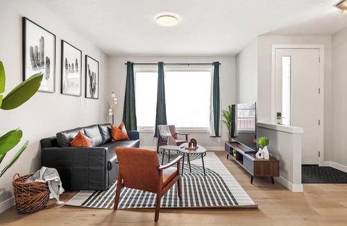 Calgary House | Cowboy Chalet SE, AC, Games, King Bed, 20 min to Down Town