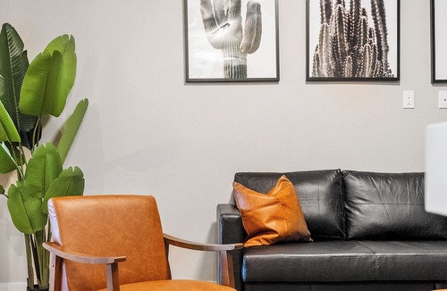 Calgary House | Cowboy Chalet SE, AC, Games, King Bed, 20 min to Down Town