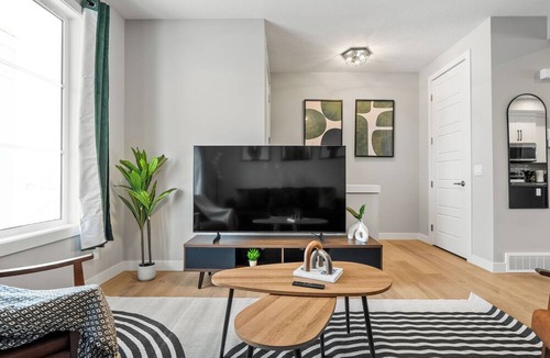 Calgary House | Cowboy Chalet SE, AC, Games, King Bed, 20 min to Down Town