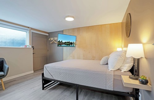 South Central House | Luxury Suite Located Downtown Kelowna Minutes away from the beach with Patio