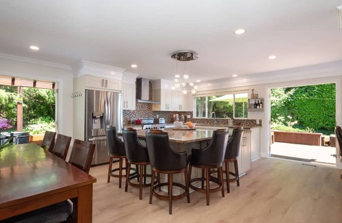 Deep Cove House | Private Luxury Retreat, Hot Tub, Golf & Mountain Adventures, 25 Min to Downtown