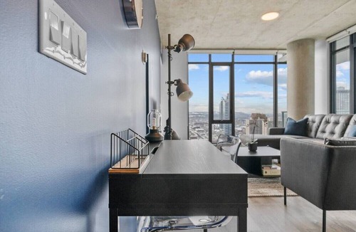 Connaught Apartment | King Bed|DT Views| Mins to Stampede |UG Parking