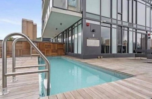 Connaught Apartment | King Bed|DT Views| Mins to Stampede |UG Parking