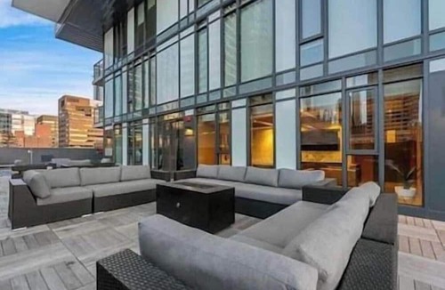 Connaught Apartment | King Bed|DT Views| Mins to Stampede |UG Parking