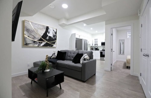 Northwest Edmonton Condo | Elegant Escape w/King Bed|Long Stays|WEM|Disney+