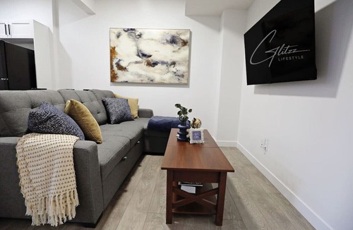 Northwest Edmonton Condo | Stylish Retreat w/King Bed|Long Stays|WEM|Disney+