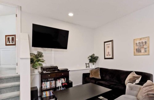Arbour Lake Condo | Arbour Lake 3BR2BA Family Retreat w/Hot Tub, Games Room, BBQ, Yard C-Air — Sleeps 8