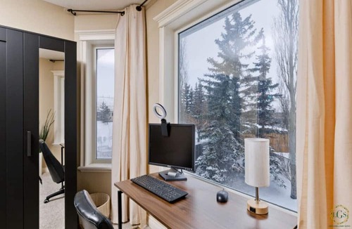 Arbour Lake Apartment | Il Veneto 3BR2BA Arbour Lake retreat w/IR Sauna, BBQ, C-Air, sleeps 8