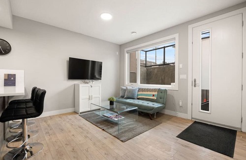 West Hillhurst Apartment | Modern and Pet-Friendly 1Br Suite Near Downtown