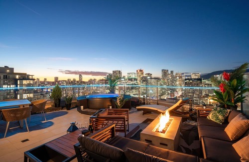Crosstown Condo | The Skydeck Penthouse - Panoramic Hot Tub Views