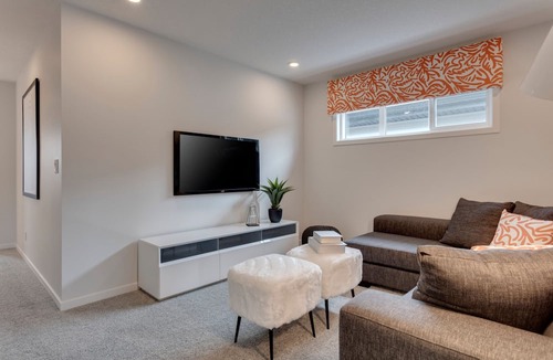 Southeast Calgary House | Spacious Modern Home With King Bed & Office