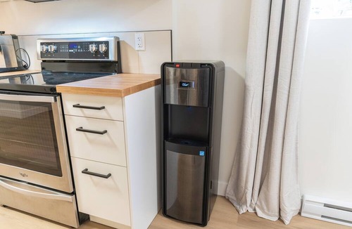 Armstrong House | Peaceful Suite near Vernon/Armstrong - Brand New