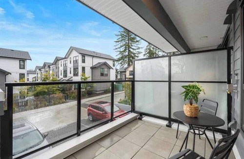 Surrey Apartment | Luxury White Rock 2BR | King Bed | Sleeps 6| Parking