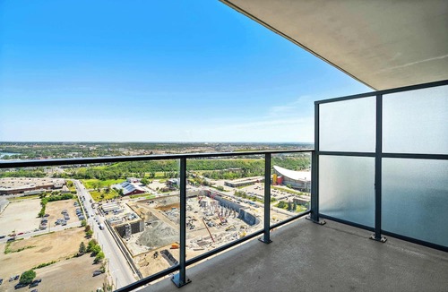 Victoria Park Apartment | Getaway 2BR Suite w/Views | Steps to Stampede Park
