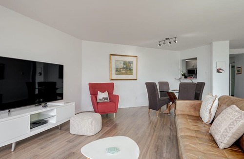 Inner Harbour Apartment | Coastal Duet – Breathtaking Views with Work Desk by Victoria Prime!