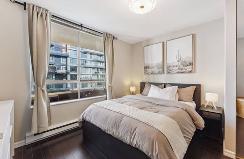 Downtown Vancouver Apartment | DT Penthouse| Free Parking| Balcony| 9min to Beach