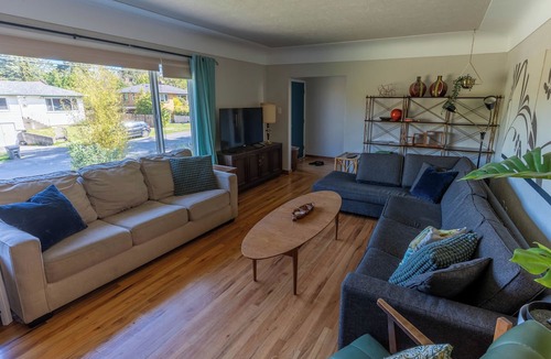 Saanich East Apartment | Stylish Mid-Century Modern Bright Apartment w/park views. Pet friendly!