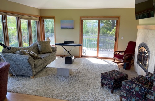 Verona House | Spacious 5-bedroom 80 acres family farm retreat with AC, WiFi in rural Verona