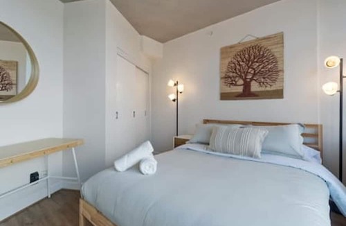 Gastown Apartment | Stylish 23rd-Floor 1BR, Skyline Views in Gastown