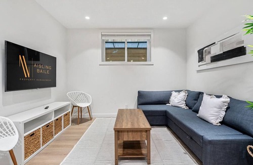 Kensington Apartment | La Petite | Hot Tub | Kensington | Fenced Yard