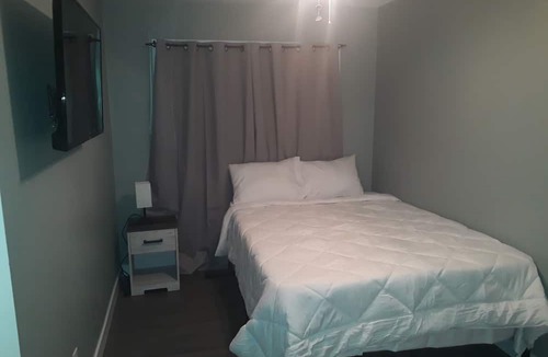 Northeast Edmonton House | Welcoming 3-bedroom house with WiFi in Edmonton and smart tv per room.n