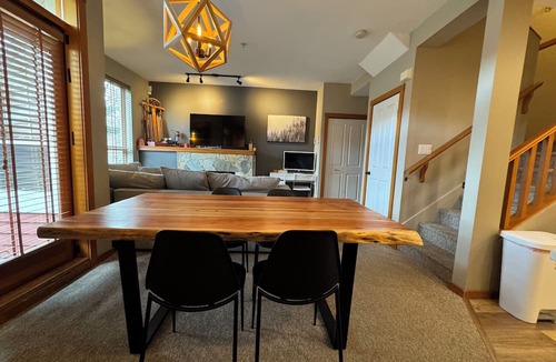 Village North House | Spacious Whistler Townhome – Walk to Lifts!