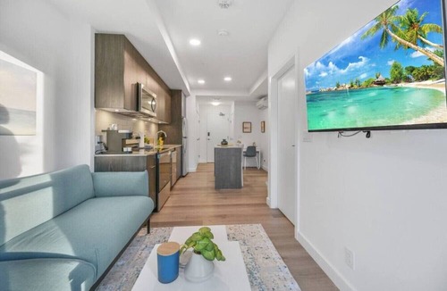 Crescent Heights Apartment | King Bed | Mins to Saddledome | Cgy Tower Views