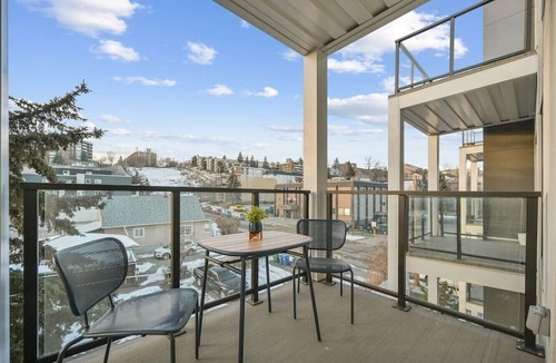 Crescent Heights Apartment | King Bed | Mins to Saddledome | Cgy Tower Views