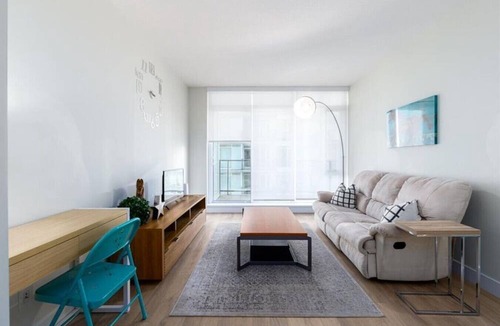 Victoria Park Apartment | DT Skyline Views | UG Parking | Mins to Saddledome