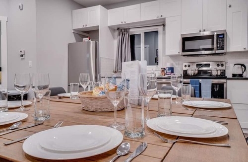 North Central Edmonton Apartment | Chandler - Central 5 Bdrm Home, Workspaces & Wifi