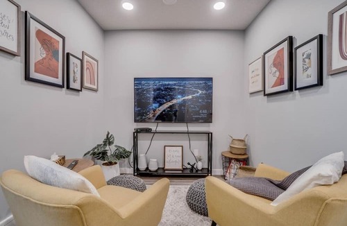 North Central Edmonton Apartment | Chandler - Central 5 Bdrm Home, Workspaces & Wifi